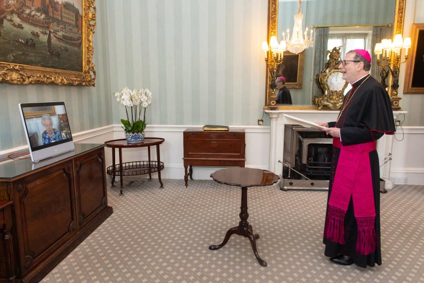 Nuntius Claudio Gugerotti in Buckingham Palace op 5 mei 2021 op virtuele audiëntie bij koningin Elizabeth II via een videoverbinding met Windsor Castle. 