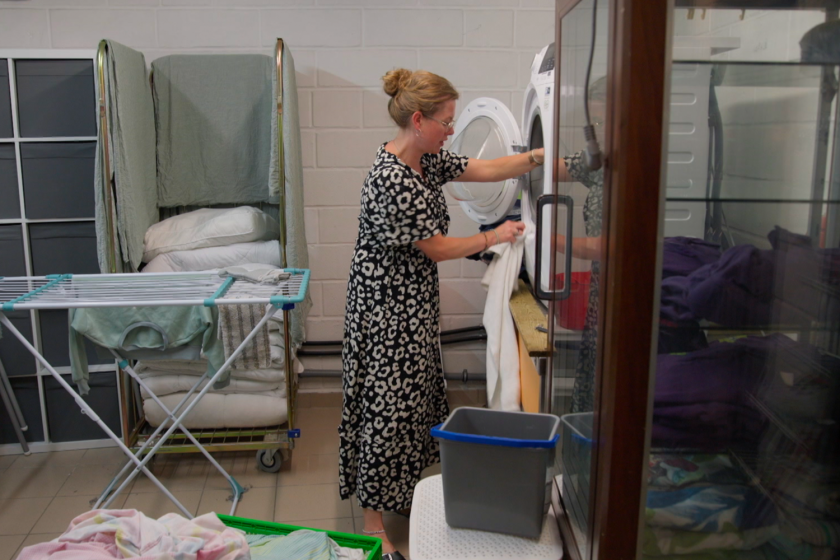 Linda Kraan doet de was Een vrouw doet de was