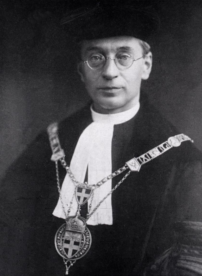 Prof. dr. Titus Brandsma als rector magnificus van de Universiteit in Nijmegen. Foto is gemaakt in het Carmelietenklooster te Merkelbeek 1932. Prof. dr. Titus Brandsma als rector magnificus van de Universiteit in Nijmegen. Foto is gemaakt in het Carmelietenklooster te Merkelbeek 1932.
