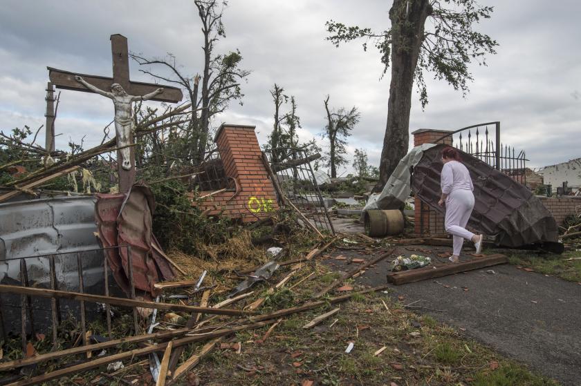 Een vrouw loopt naar een door de tornado verwoest kerkhof in het dorp Mikulcice, 60 km ten zuiden van Brno (Moravië, Tsjechische Republiek), 25 juni 2021; foto door Michal Cizek/AFP. Een vrouw loopt naar een door de tornado verwoest kerkhof in het dorp Mikulcice, 60 km ten zuiden van Brno (Moravië, Tsjechische Republiek), 25 juni 2021
