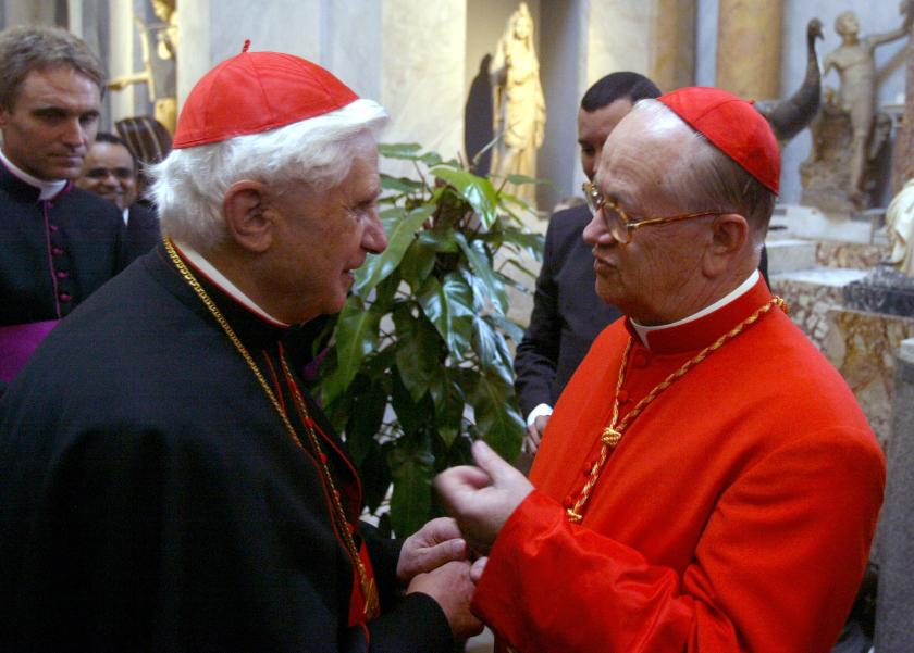 Newly appointed cardinal Eusebio Oscar Scheid (R) is greeted by German cardinal Joseph Ratzinger (L) during the traditionnal courtesy visit after the ordination ceremony 21 October 2003 at the Vatican. Some thirty cardinals were appointed today to bring the Consistory to 135 cardinal-electors who will meet in conclave to elect a next Pope after his death. AFP PHOTO PAOLO COCCO Ratzinger en Scheid 2003