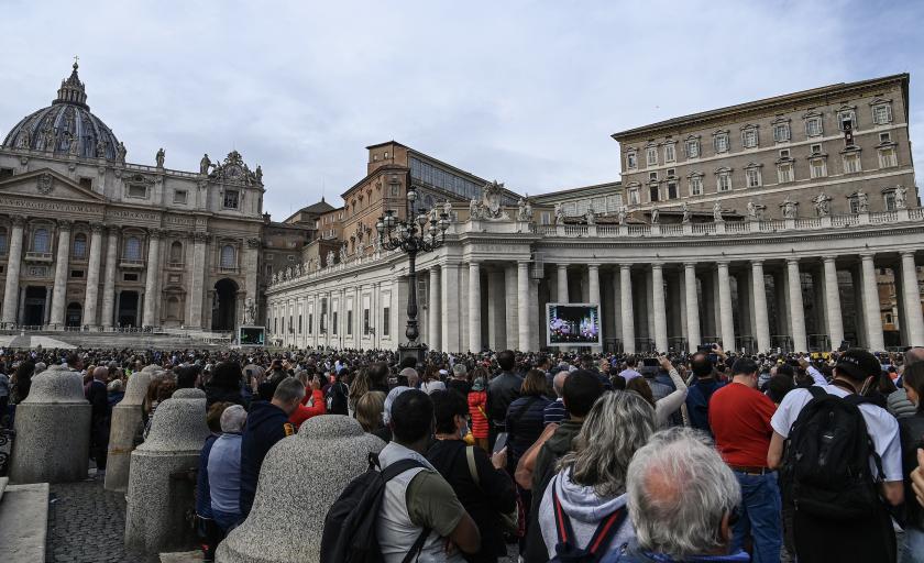 People attend the Pope's weekly Angelus prayer on October 31, 2021 at St. Peter's square in The Vatican. Vincenzo PINTO / AFP People attend the Pope's weekly Angelus prayer on October 31, 2021 at St. Peter's square in The Vatican.