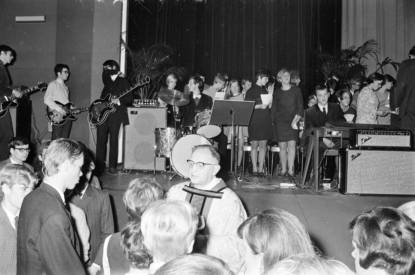 De Utrechtse hulpbisschop Hendriksen gaat voor in een beatmis op 5 november 1967 in Tivoli; ANP. De Utrechtse hulpbisschop Hendriksen gaat voor in een beatmis op 5 november 1967 in Tivoli; ANP.
