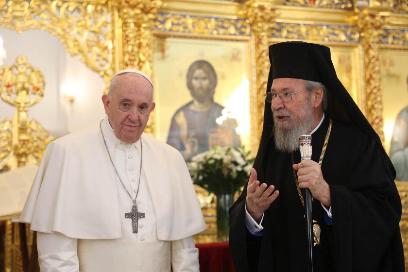 Paus Franciscus en aartsbisschop Chrysostomos II op 3 december 2021 in de Cypriotische hoofdstad Nicosia. Paus Franciscus en aartsbisschop Chrysostomos II op 3 december 2021 in de Cypriotische hoofdstad Nicosia.