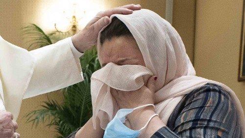 Afghaanse vrouw bij paus Vluchtelingengezinnen uit Afghanistan