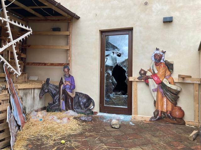 Vandalen hebben in de nacht van 8 op 9 januari lelijk huisgehouden in het antimaffiacentrum in Palermo. Daarbij moest ook de kerststal het ontgelden.