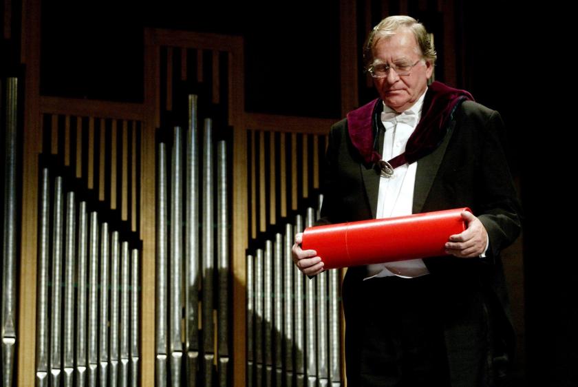 Huub Oosterhuis krijgt een eredoctoraat van de Vrije Universiteit van Amsterdam op 18 oktober 2002. 18 Oktober 2002 (17:50) NLD-20021018-AMSTERDAM: Tijdens de viering van de 122e dies natalis van de Vrije Universiteit van Amsterdam zijn twee ere-doctoraten uitgereikt aan wetenschapsredacteur Karel Knip en liturgist en pastor Huub Oosterhuis (foto). Z