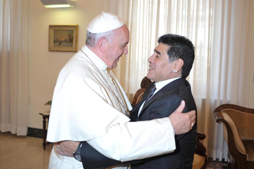 Paus Franciscus ontvangt Maradona in 2016 Maradona met paus Franciscus