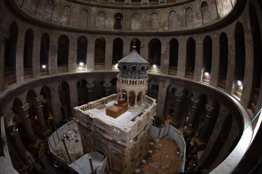 A picture taken at the Church of the Holy Sepulchre in Jerusalem’s old city on March 20, 2017, shows the Edicule of the Tomb of Jesus (where his body is believed to have been laid). / AFP PHOTO / Gali TIBBON A picture taken at the Church of the Holy Sepulchre in Jerusalem’s old city on March 20, 2017, shows the Edicule of the Tomb of Jesus (where his body is believed to have been laid). / AFP PHOTO / Gali TIBBON
