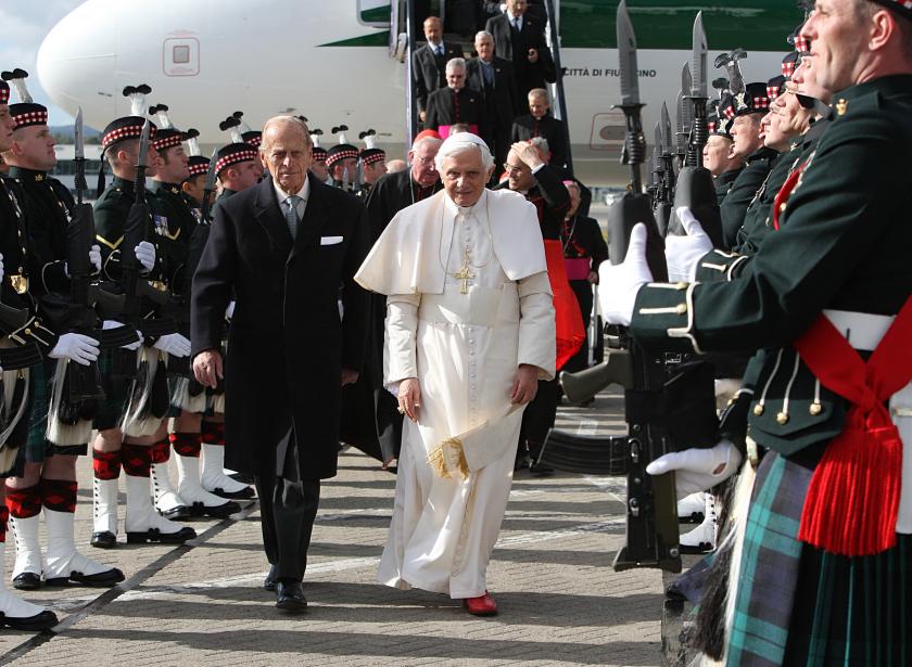 Pope Benedict XVI (Centre R) is met by Britain's Prince Philip (Centre L) as he arrives at Edinburgh airport, Scotland, on September 16, 2010. Pope Benedict XVI arrived in Britain on Thursday at the start of an historic four-day state visit, after admitting the Catholic Church had not been vigilant enough on paedophilia. AFP PHOTO/ANDREW MILLIGAN/POOL ANDREW MILLIGAN / POOL / AFP Hertog van Edinburgh ontvangt paus Benedictus XVI