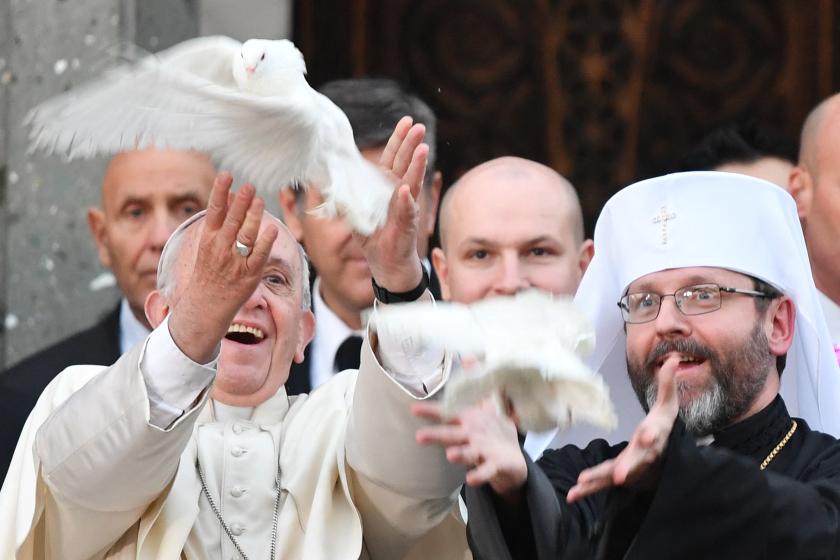 grootaartsbisschop Svjatoslav Sjevtsjoek laten vredesduiven los bij de Romeinse kerk Santa Sofia. 