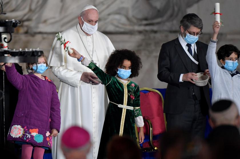 Pope Francis wearing a face masks stands as young faithfuls wave during a ceremony for peace with representatives from various religions in Campidoglio Square in Rome on October 20, 2020. Andreas SOLARO / AFP Paus met kinderen op Capitool Rome Sant'Egidio