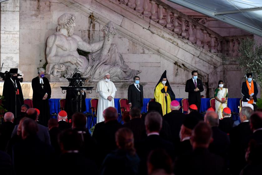 Pope Francis (4th L), wearing a face mask, stands with representatives from various religions during an inter-religion ceremony for peace in Campidoglio Square, in rome on October 20, 2020. Andreas SOLARO / AFP Interreli-top Capitool 20 okt 20 Sant egidio