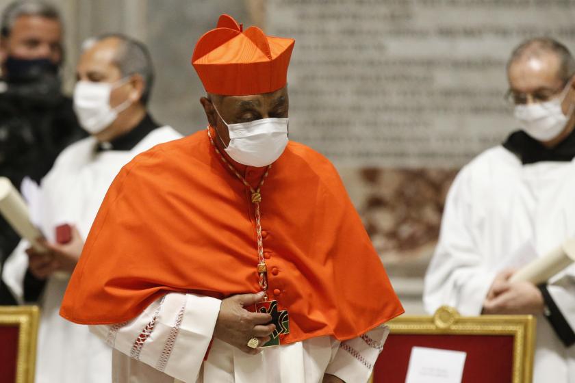 Newly-created Cardinal, US Wilton Gregory of Washington, wearing his biretta hat, attends a Pope's consistory to create 13 new cardinals, on November 28, 2020 at St. Peter's Basilica in The Vatican. FABIO FRUSTACI / POOL / AFP aartsbisschop gregory van washington kardinaal gecreëerd