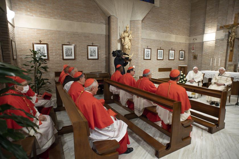 Neokardinalen bij emeritus paus Benedictus XVI op 29 november 2020 (handout photo Vatican), neokardinalen bij emeritus paus B16