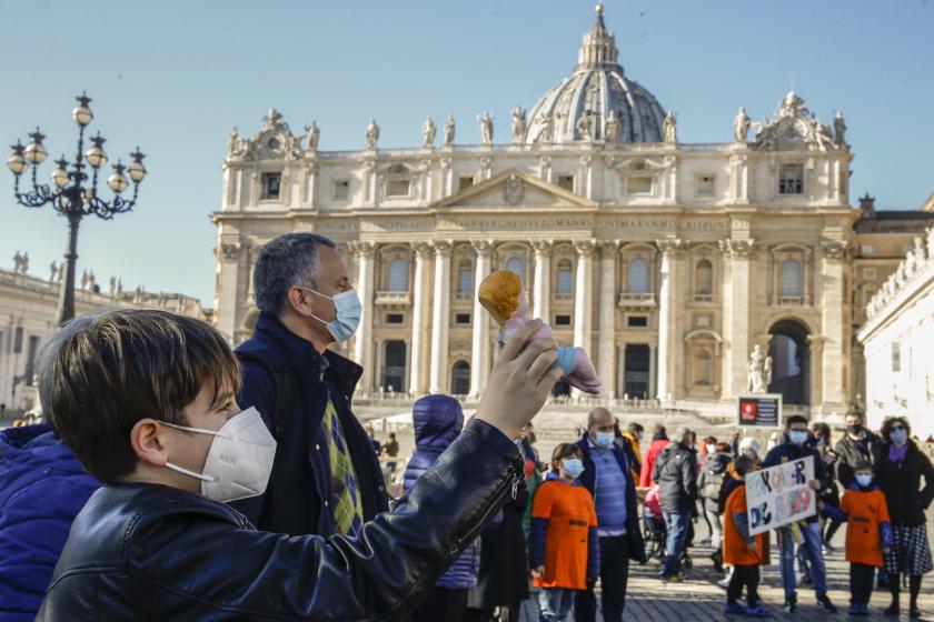 Paus Franciscus zegent Bambinelli op 13 december 2020 (EPA) Paus Franciscus zegent Bambinelli op 13 december 2020
