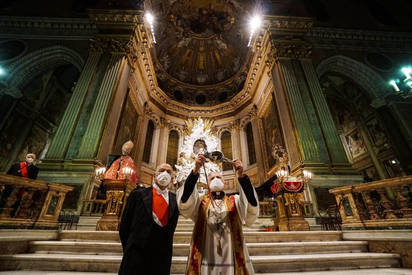 Monsignor Vincenzo De Gregorio, abbot of the chapel of San Gennaro, attends the so-called liquefaction of the blood of Saint Januarius (Saint Gennaro) during the miracle announcement in the Cathedral of Naples, Italy, 16 December 2020. Not even the second mass was needed to melt the blood of San Gennaro. At the end of the further celebration, the miracle did not occur. EPA/CESARE ABBATE san gennaro napels 16 12 2020 EPA
