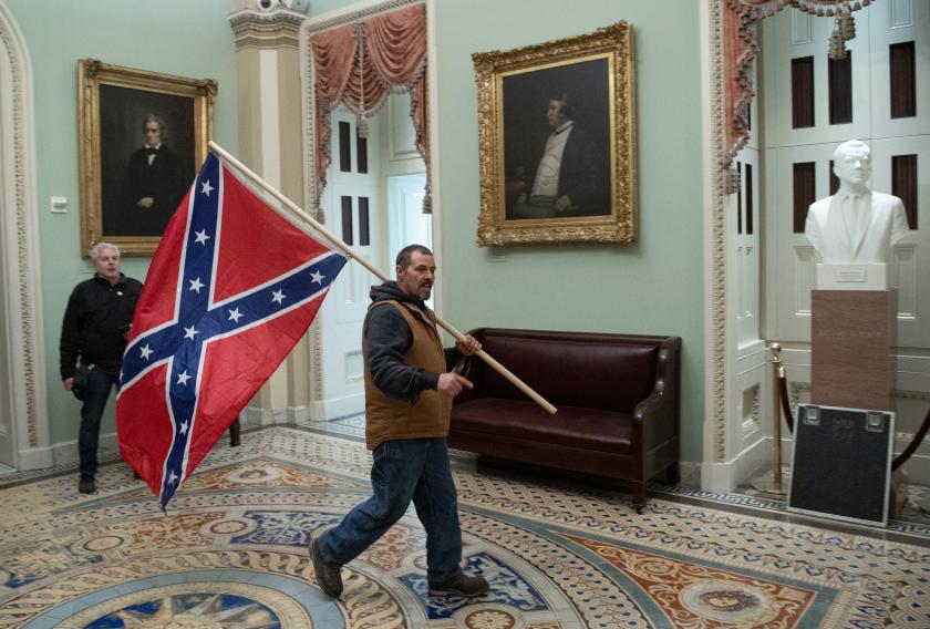 Supporters of US President Donald Trump protest in the US Capitol Rotunda on January 6, 2021, in Washington, DC. Demonstrators breeched security and entered the Capitol as Congress debated the a 2020 presidential election Electoral Vote Certification. SAUL LOEB / AFP Meute in Capitool