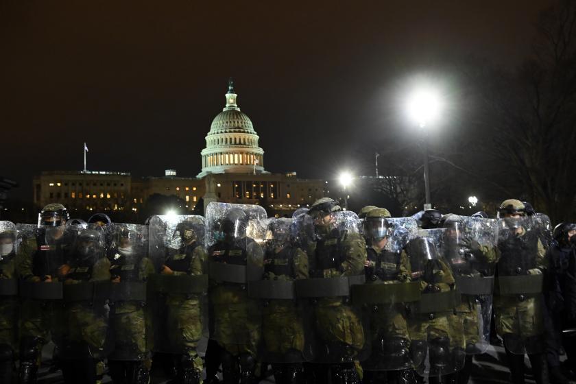 Riot police prepare to move demonstrators away from the US Capitol in Washington DC on January 6, 2021. Donald Trump's supporters stormed a session of Congress held today, January 6, to certify Joe Biden's election win, triggering unprecedented chaos and violence at the heart of American democracy and accusations the president was attempting a coup. Brendan SMIALOWSKI / AFP Capitool bestorming