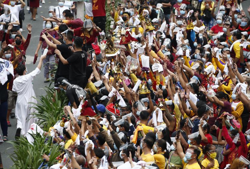 Catholic devotees wait for holy water blessing to mark the Black Nazarene feast day outside the Quiapo church in Manila, Philippines, 09 January 2021. The COVID-19 pandemic has forced the cancellation of the annual procession of the feast of Black Nazarene, which gathers thousands of Catholic devotees in Manila. Despite the cancellation, various masses will be held in different churches and the image of the Black Nazarene will be displayed for devotees to view at the Quiapo Church in Manila. EPA/ROLEX DELA PENA vereerders van de Zwarte Nazarener ontvangen wijwaterzegening op 9/1/2021 (EPA)