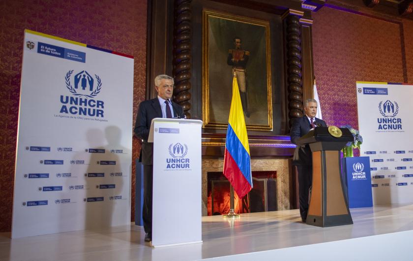 Colombian President Ivan Duque(R) delivers a press conference with UN High Commissioner for Refugees Italian Filippo Grandi (L) in Bogota on February 8, 2021. Colombia announced Monday the temporarily regularization of almost one million undocumented Venezuelans, a decision that was welcomed by the United Nations High Commissioner for Refugees (UNHCR), Filippo Grandi. Juan BARRETO / AFP plan colombia voor venezolanen