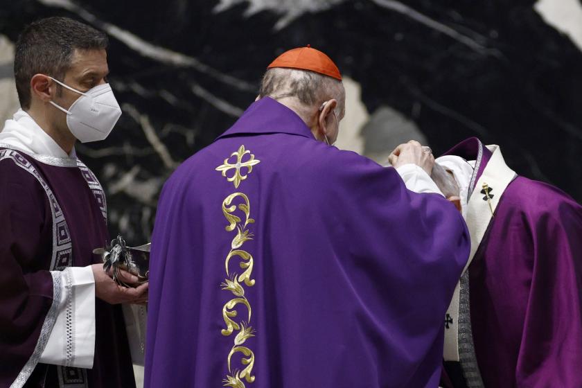 Pope Francis (R) leads Catholics into Lent with the Ash Wednesday mass at St. Peter's Basilica at the Vatican, 17 February 2021. EPA/GUGLIELMO MANGIAPANE as strooien op hoofd paus 2021