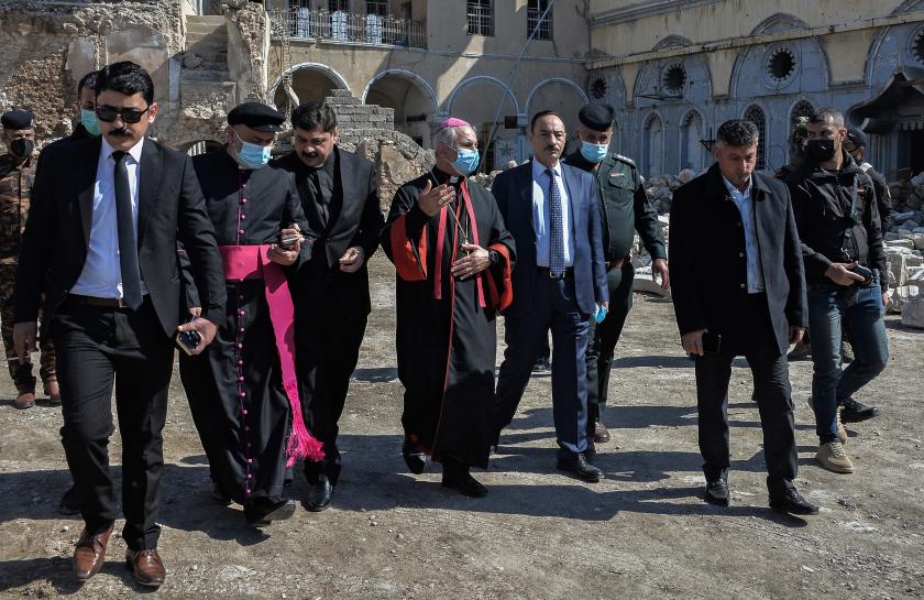 Archbishop of the Archeparchy of Mosul (C) and Father Raed Adel (C-L) and Niniveh Governor Najim al-Jabouri (C-R) escort the members of the Papal convoy during their visit to Iraq's northern city of Mosul, the regional capital of the northern province of Nineveh, on February 23, 2021, in preparation for Pope Francis' historic visit from March 5-8. Pope Francis' historic visit will include trips to Baghdad, the city of Mosul in the north and a meeting with the country's top Shiite cleric Grand Ayatollah Ali Sistani. Mosul pausbezoek voorbereiding afp