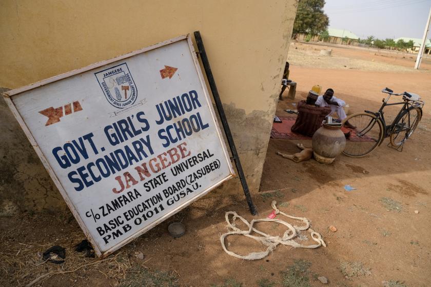 A signboard of the Government Girls Secondary School is pictured after over 300 schoolgirls were kidnapped by bandits in Jangebe, a village in Zamfara State, northwest of Nigeria on February 27, 2021. More than 300 schoolgirls were snatched from dormitories by gunmen in the middle of the night in northwestern Zamfara state on February 26, in the third known mass kidnapping of students since December. Kola Sulaimon / AFP 317 schoolmeisjes ontvoerd