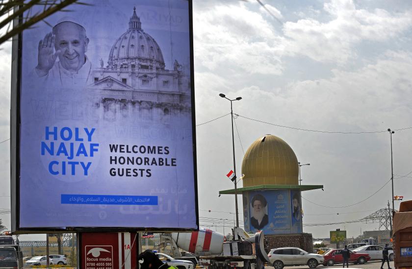 Hoardings celebrating Pope's visit to Iraq are pictured on March 4, 2021 in Iraq's holy city of Najaf. Pope Francis' historic visit from March 5 to 8 will include trips to Baghdad, the city of Mosul in the north and a meeting with the country's top Shiite cleric Grand Ayatollah Ali Sistani Ali NAJAFI / AFP Paus wordt verwacht in Nadjaf