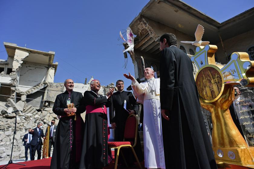 De paus laat een vredesduif los in de oude binnenstad van Mosoel (foto: Vatican Media). Mosul papal visit