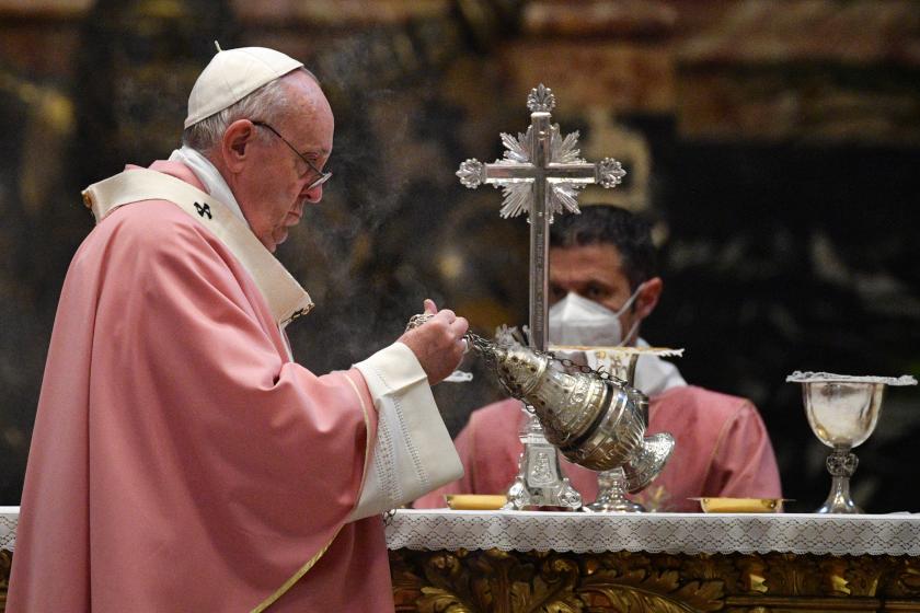 Paus Franciscus bewierookt de eucharistische offergaven tijdens een mis in de Sint-Pieter op 14 maart 2021 (foto: AFP). Paus Franciscus op zondag laetare 2021