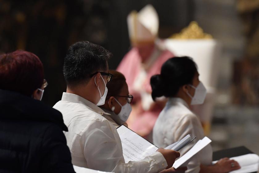 Members of the Philippine community attend a Pope's mass to mark 500 years of Christianity in the Philippines at St. Peter's Basilica in The Vatican, 14 March 2021. EPA/TIZIANA FABI / POOL POOL Paus Filipijnen in Vaticaan