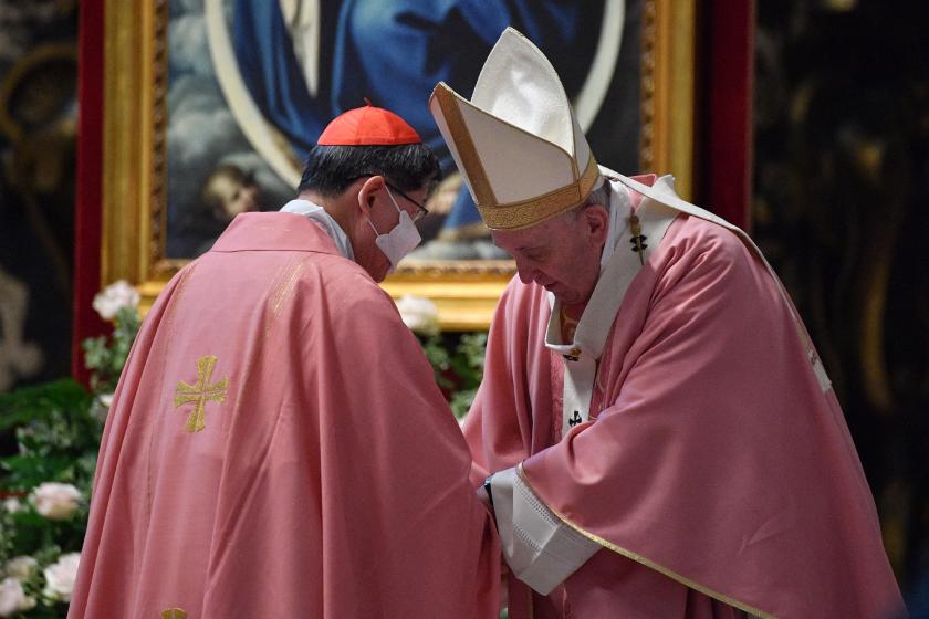 Pope Francis (R) thanks Philippine Cardinal Luis Antonio Tagle after he addressed a message during a mass to mark 500 years of Christianity in the Philippines, on March 14, 2021 at St. Peter's Basilica in The Vatican. Tiziana FABI / POOL / AFP Tagle en Franciscus op 14 maart 2021