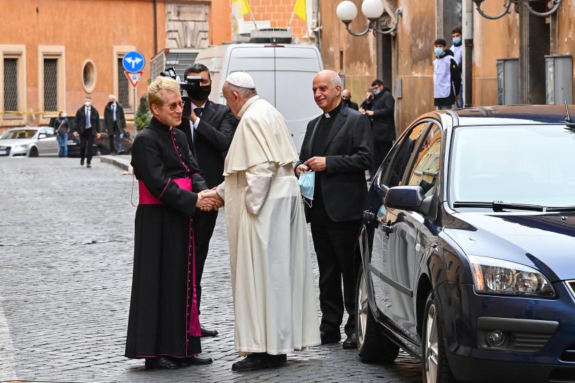 De Heilige Vader werd bij aankomst werd Franciscus begroet door rector Jozef Bart, die geheel in strijd met de veiligheidsregels de paus een hand gaf. Paus arriveert bij Santo Spirito in Sassia op 11 april 2021
