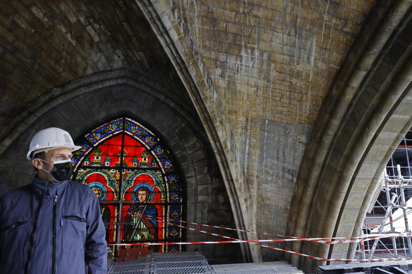 President Macron inspecteert Notre-Dame op tweede verjaardag brand (AFP) President inspecteert Notre-Dame op tweede verjaardag brand