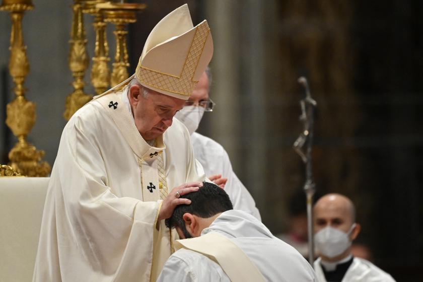 Pope Francis lays his hands on a deacon during an ordination mass on April 25, 2021 at St. Peter's Basilica in The Vatican, during which he is to ordain nine priests for his diocese as bishop of Rome. Alberto PIZZOLI / AFP Franciscus wijdt priester
