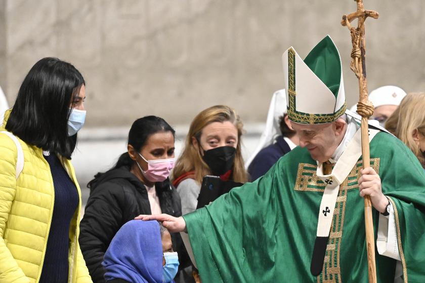 Pope Francis blesses faithful at the end of the mass marking the Roman Catholic Church's World Day of the Poor, in St. Peter's Basilica at the Vatican on November 14 2021. Alberto PIZZOLI / AFP Pope Francis blesses faithful at the end of the mass marking the Roman Catholic Church's World Day of the Poor, in St. Peter's Basilica at the Vatican on November 14 2021. Alberto PIZZOLI / AFP