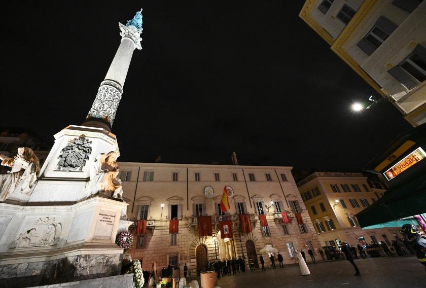 Paus Franciscus heeft de Zuil van de Onbevlekte op de Piazza Mignanelli bezocht. afp Paus Franciscus heeft de Zuil van de Onbevlekte op de Piazza Mignanelli bezocht.