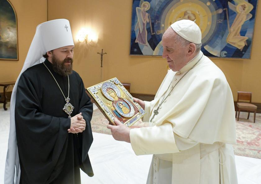 This photo taken and handout on December 22, 2021 by The Vatican Media shows Pope Francis meeting (R) and Hilarion Alfeyev, bishop of the Russian Orthodox Church, the titular Metropolitan of Volokolamsk, the chairman of the Department of External Church Relations and a permanent member of the Holy Synod of the Patriarchate of Moscow, exchanging gifts during a private audience in The Vatican. Handout / VATICAN MEDIA / AFP This photo taken and handout on December 22, 2021 by The Vatican Media shows Pope Francis meeting (R) and Hilarion Alfeyev, bishop of the Russian Orthodox Church, the titular Metropolitan of Volokolamsk, the chairman of the Department of External Church Relations and a permanent member of the Holy Synod of the Patriarchate of Moscow, exchanging gifts during a private audience in The Vatican.
