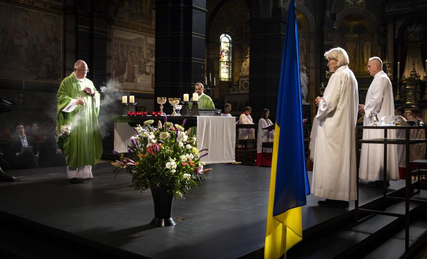 Grote opkomst bij Amsterdamse mis voor Oekraïne 27 Februari 2022 ANP