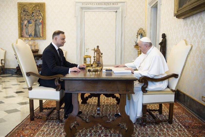 This photo taken and handout on April 01, 2022 shows Pope Francis meeting with Poland's President Andrzej Duda during a private audience at The Vatican. Handout / VATICAN MEDIA / AFP This photo taken and handout on April 01, 2022 shows Pope Francis meeting with Poland's President Andrzej Duda during a private audience at The Vatican. Handout / VATICAN MEDIA / AFP