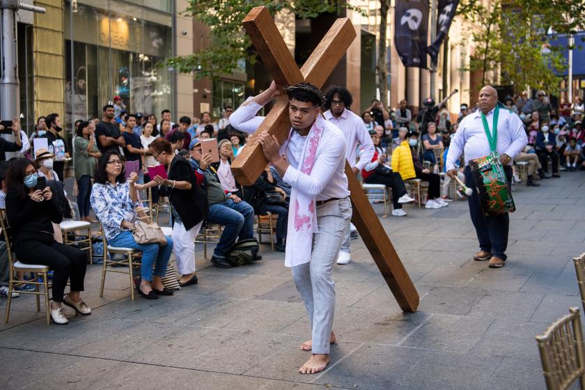 Loni Akauola, portraying Jesus, carries a cross during a Good Friday Crucifixion Walk in Sydney, Australia, 15 April 2022. EPA/BIANCA DE MARCHI AUSTRALIA AND NEW ZEALAND OUT Loni Akauola, portraying Jesus, carries a cross during a Good Friday Crucifixion Walk in Sydney, Australia, 15 April 2022. EPA/BIANCA DE MARCHI AUSTRALIA AND NEW ZEALAND OUT