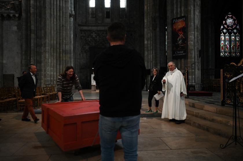 A box containing a 1631 oil on canvas painting by Rembrandt, "The Christ on the Cross" is moved out of the Saint-Andre Cathedral in Bordeaux on May 24, 2022, southwestern France, before being transported back to the Saint-Vincent church in the French town of Le Mas-d'Agenais. Philippe LOPEZ / AFP A box containing a 1631 oil on canvas painting by Rembrandt, "The Christ on the Cross" is moved out of the Saint-Andre Cathedral in Bordeaux on May 24, 2022, southwestern France, before being transported back to the Saint-Vincent church in the French town of Le Mas-d'Agenais.