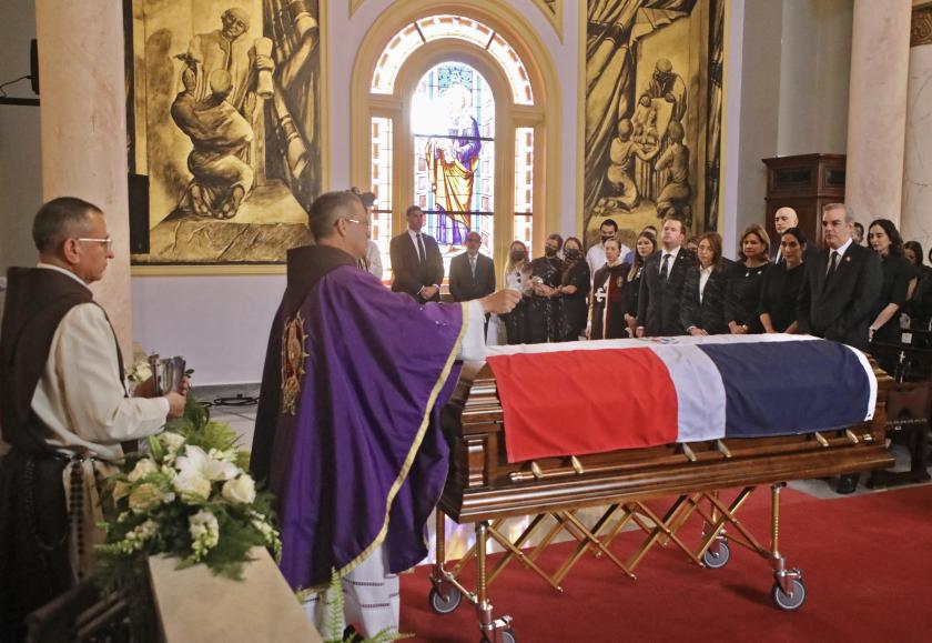 Dominican President Luis Abinader (R), First Lady Raquel Arbaje (2-R) and Vice-President Raquel Pena (3-R), attend a mass in honour of murdered Dominican Environment Minister Orlando Jorge Mera at the Chapel of the National Palace in Santo Domingo, on June 7, 2022. The Dominican Republic's environment minister, Orlando Jorge Mera, was shot dead during a meeting on Monday by a businessman and longtime friend, who has been taken into custody, the government said. Angel ALVAREZ / Dominican Republic's Presidency / AFP De uitvaart van de vermoorde politicus vond op 7 juni plaats in de kapel van het Nationale Paleis in Santo Domingo,