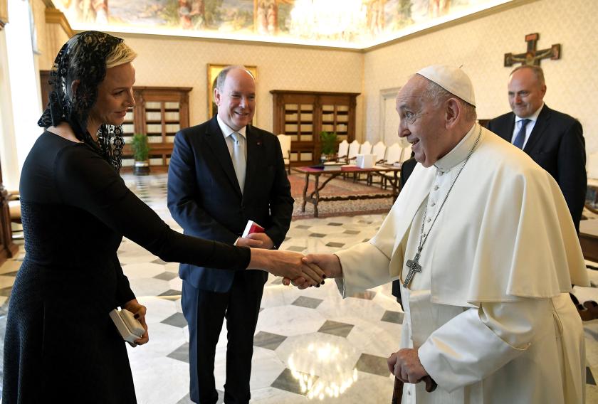 This handout photo taken on July 20, 2022 and released by the Vatican press office, the Vatican Media, shows Monaco's Prince Albert II (L) and his wife Princess Charlene of Monaco (C) talking to Pope Francis during a private audience at the Vatican on July 20, 2022. This handout photo taken on July 20, 2022 and released by the Vatican press office, the Vatican Media, shows Monaco's Prince Albert II (L) and his wife Princess Charlene of Monaco (C) talking to Pope Francis during a private audience at the Vatican on July 20, 2022.