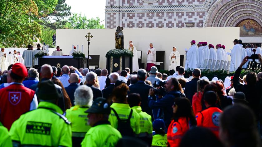 Pope Francis (Rear C) holds mass outside the Basilica of Santa Maria di Collemaggio in L'Aquila, on August 28, 2022, during a one-day pastoral visit to the 2009 earthquake-struck Abruzzo capital. Vincenzo PINTO / AFP Pope Francis (Rear C) holds mass outside the Basilica of Santa Maria di Collemaggio in L'Aquila, on August 28, 2022, during a one-day pastoral visit to the 2009 earthquake-struck Abruzzo capital. Vincenzo PINTO / AFP