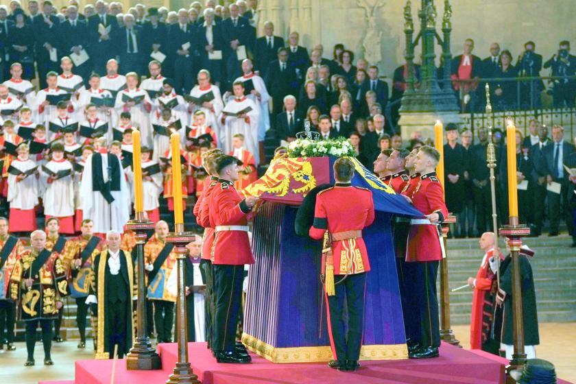 Pallbearers from The Queen's Company, 1st Battalion Grenadier Guards places the coffin of Britain's Queen Elizabeth II on a Catafalque inside Westminster Hall, at the Palace of Westminster, where she will Lie in State, in London on September 14, 2022. Queen Elizabeth II will lie in state in Westminster Hall inside the Palace of Westminster, from Wednesday until a few hours before her funeral on Monday, with huge queues expected to file past her coffin to pay their respects. Nariman El-Mofty / POOL / AFP Van benedictijnse Sint-Pieterskerk tot Westminster Abbey (14-9-2022)