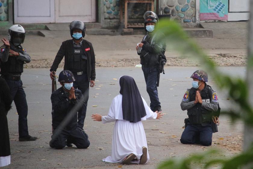 Zr Anna Roza in actie Zuster protest Burma