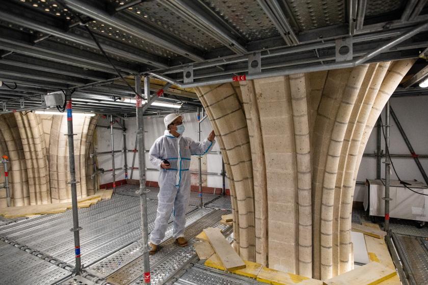 De rector van de kathedraal van Parijs, mgr. Patrick Chauvet, bezoekt de Notre-Dame op 24 november 2020. De wederopbouw van de Notre-Dame heeft een keerpunt bereikt met de verwijdering van de laatste delen van de steigers die tijdens de brand van vorig jaar smolten, waardoor nu cruciale beschermings- en stabilisatiewerkzaamheden kunnen worden uitgevoerd. Foto: Martin Bureau/AFP Rector bezoekt Notre-Dame op 24-11-2020, foto: AFP