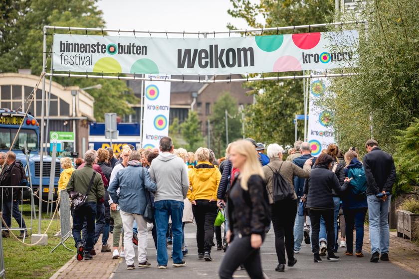BinnensteBuiten Festival 2022 Bezoekers bij de entree van het BinnensteBuiten Festival 2022